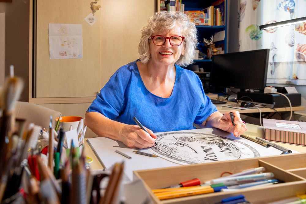 Regina Witz beim Zentangeln