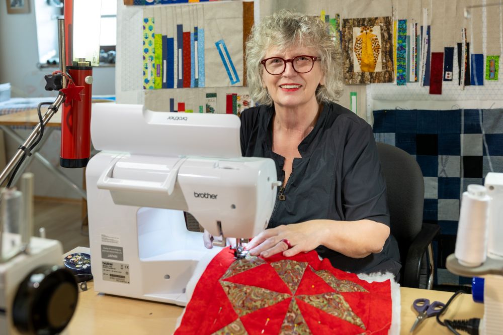 Regina Witz beim Patchworken